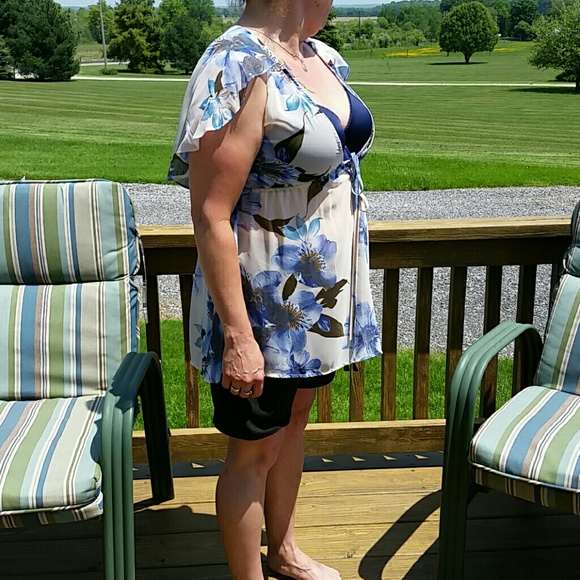 CLEARANCE! Sheer floral top - Picture 5 of 6